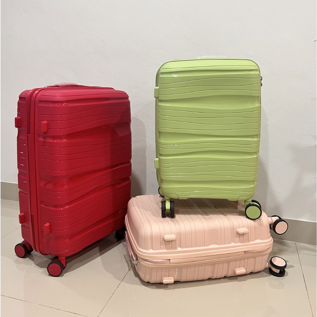 SIMMA กระเป๋าเดินทางมีให้เลือกหลายสี ผลิตจากวัสดุ PP ทนทาน 100% และมีดีไซน์ที่เป็นเอกลักษณ์