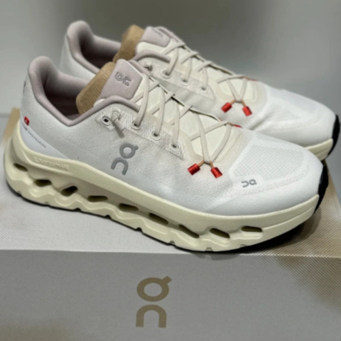 On Cloudtilt low cut beige