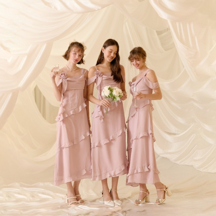 La Mignonne (XS-4XL) Blush Melody Dress เดรสใส่ออกงาน ใส่เที่ยว ดีเทลล์แต่งระบายพริ้วๆ มาพร้อมเข็มกล