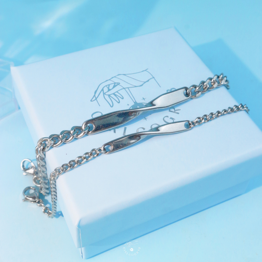 Girlgograb สร้อยข้อมือคู่สลักชื่อ รุ่น twinflame โดนน้ำได้ไม่ลอก