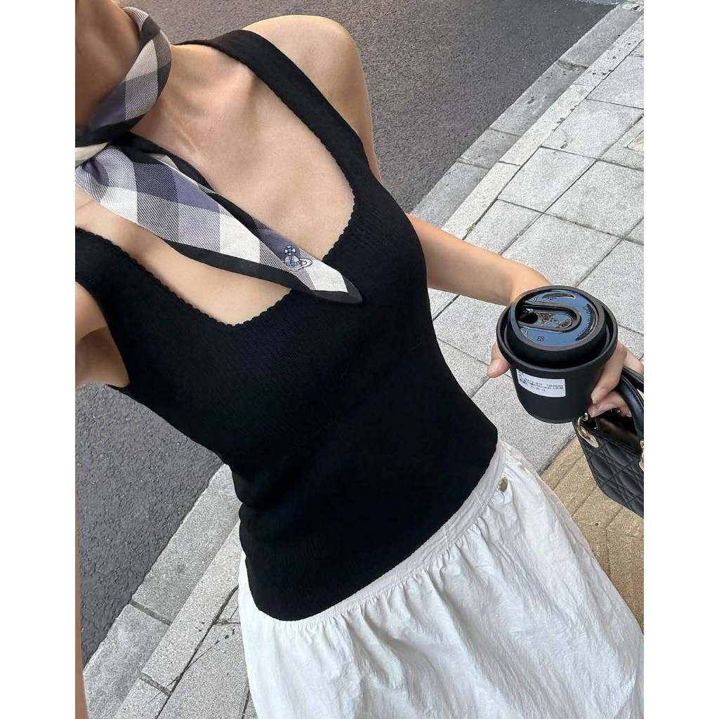 PLOWBRANDS - Serene square tank เสื้อกล้ามถักทรงเข้ารูป ผลิตจากผ้าริบเนื้อนุ่มยืดหยุ่นพอดีตัว คอเหลี่ยม ลุคโมเดิร์น