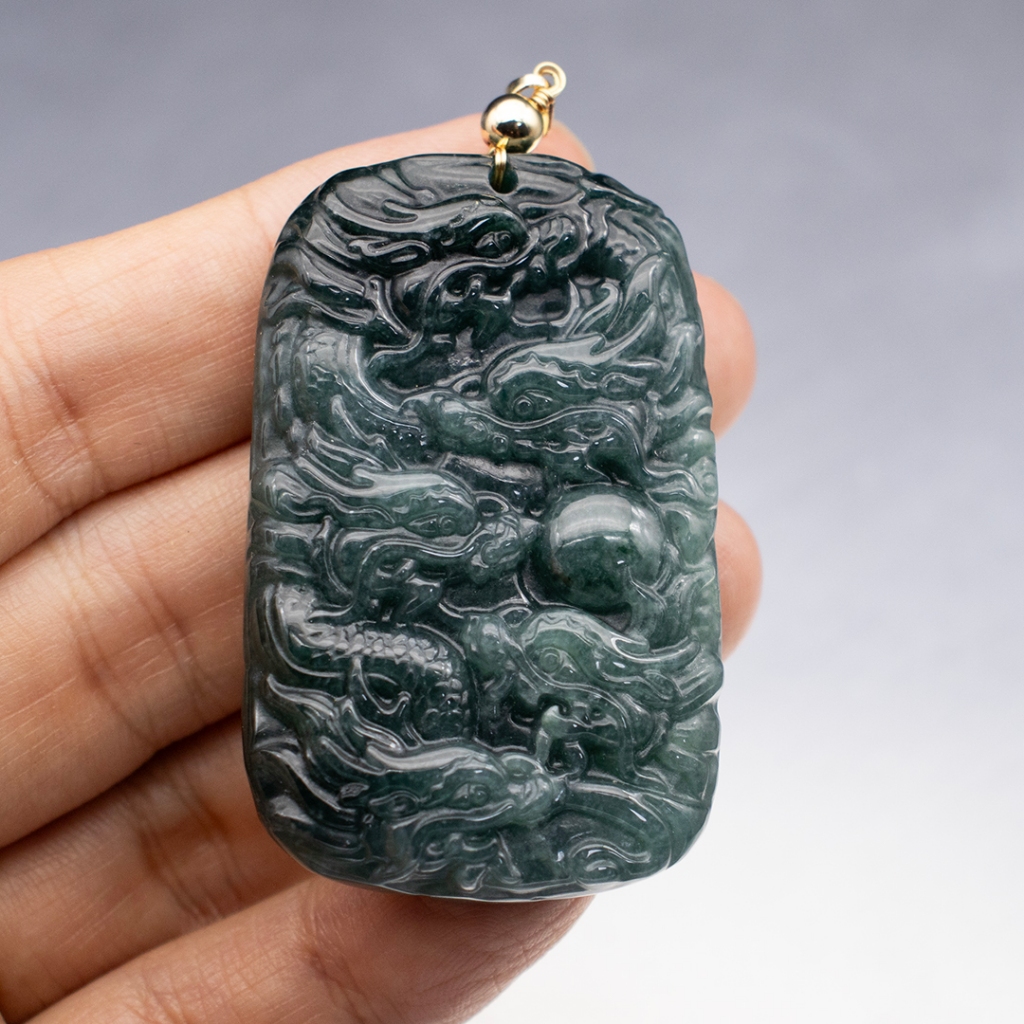 จี้หยกพม่าแท้ สีเขียวเข้มสวย แกะสลักรูปมังกรถือลูกแก้ว (Green Jadeite) เกรดA ไม่ย้อมสี ไม่อาบน้ำ หยกแท้ จากประเทศพม่า
