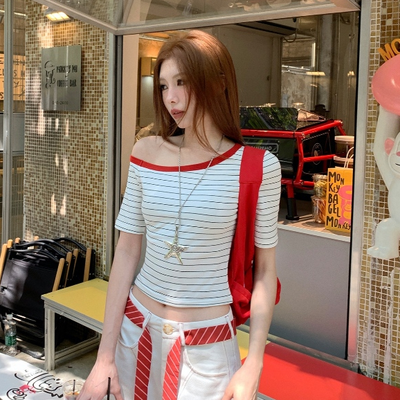 เสื้อยืดแขนสั้น เสื้อเปิดไหล่ ลายทางสีตัดกัน ทรงเข้ารูป เอวลอย ใส่เเล้วดูผอม #222381 - รูปที่ 2