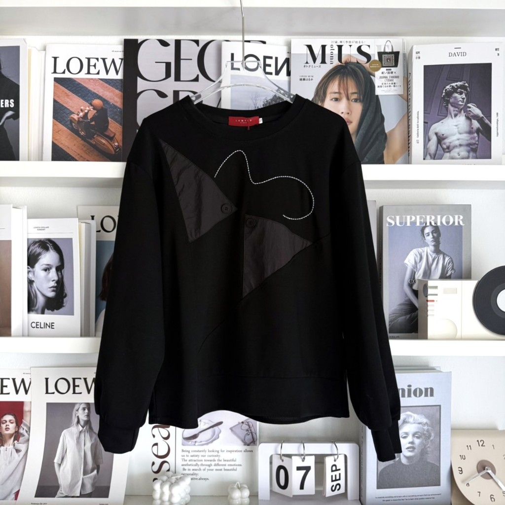 Lawyer Store [ 924932] เสื้อยืดคอกลมแขนยาว แต่งปักสามเหลี่ยมกระดุม งานปักอย่างดี ผ้าเส้นใยเดียวกับ S