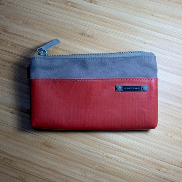 พร้อมส่ง - กระเป๋าสตางค์  Freitag R306 Grip / สีแดง /  สภาพดี ใช้งานปกติ / RARE ป้ายเหล็ก - ของแท้ 1