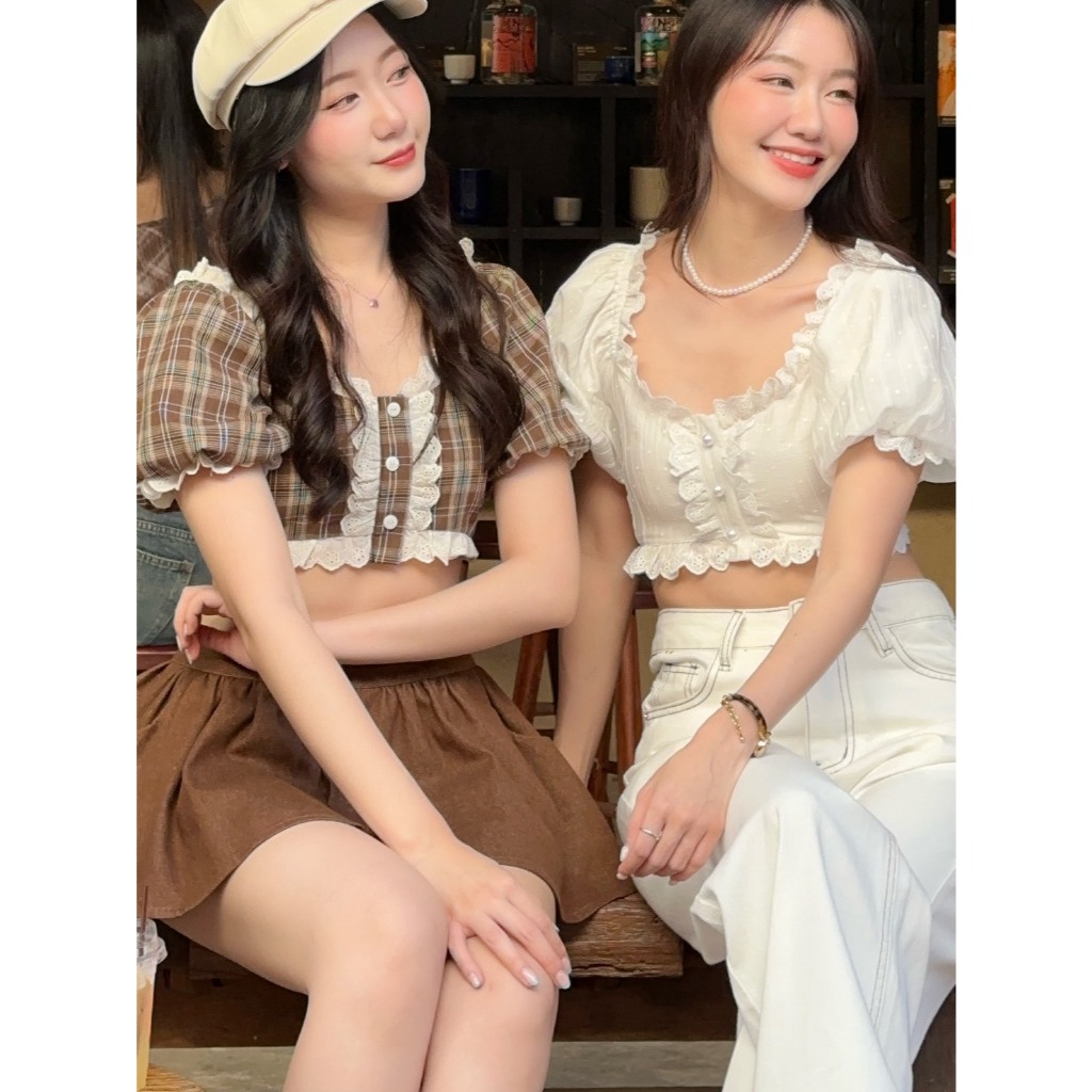 Sister.rrr : WINNIE TOP เสื้อครอปแขนพองลลูกไม้ กระดุมหน้า