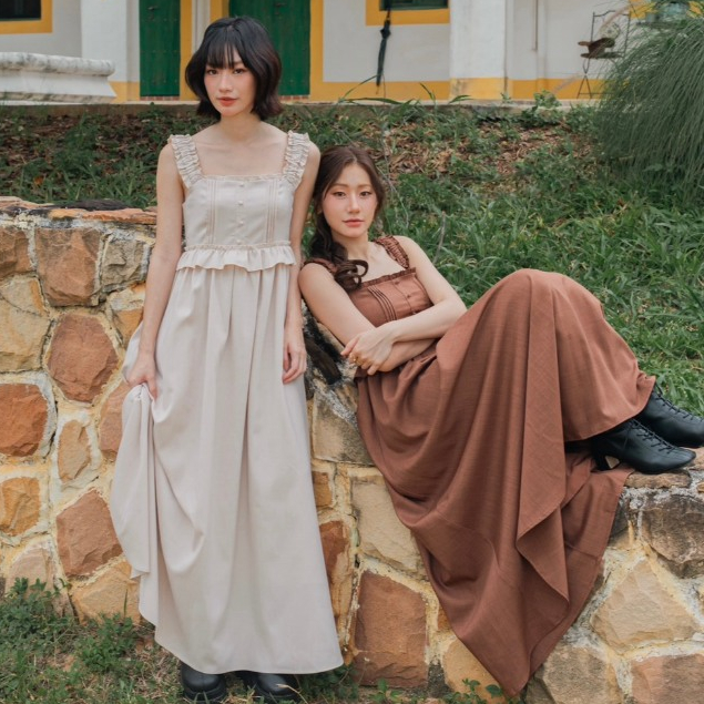 kokiji - Vera Dress (เดรสยาวทรงจีบช่วงอก กระโปรงยาวพรางหุ่น สีน้ำตาล สีครีม)