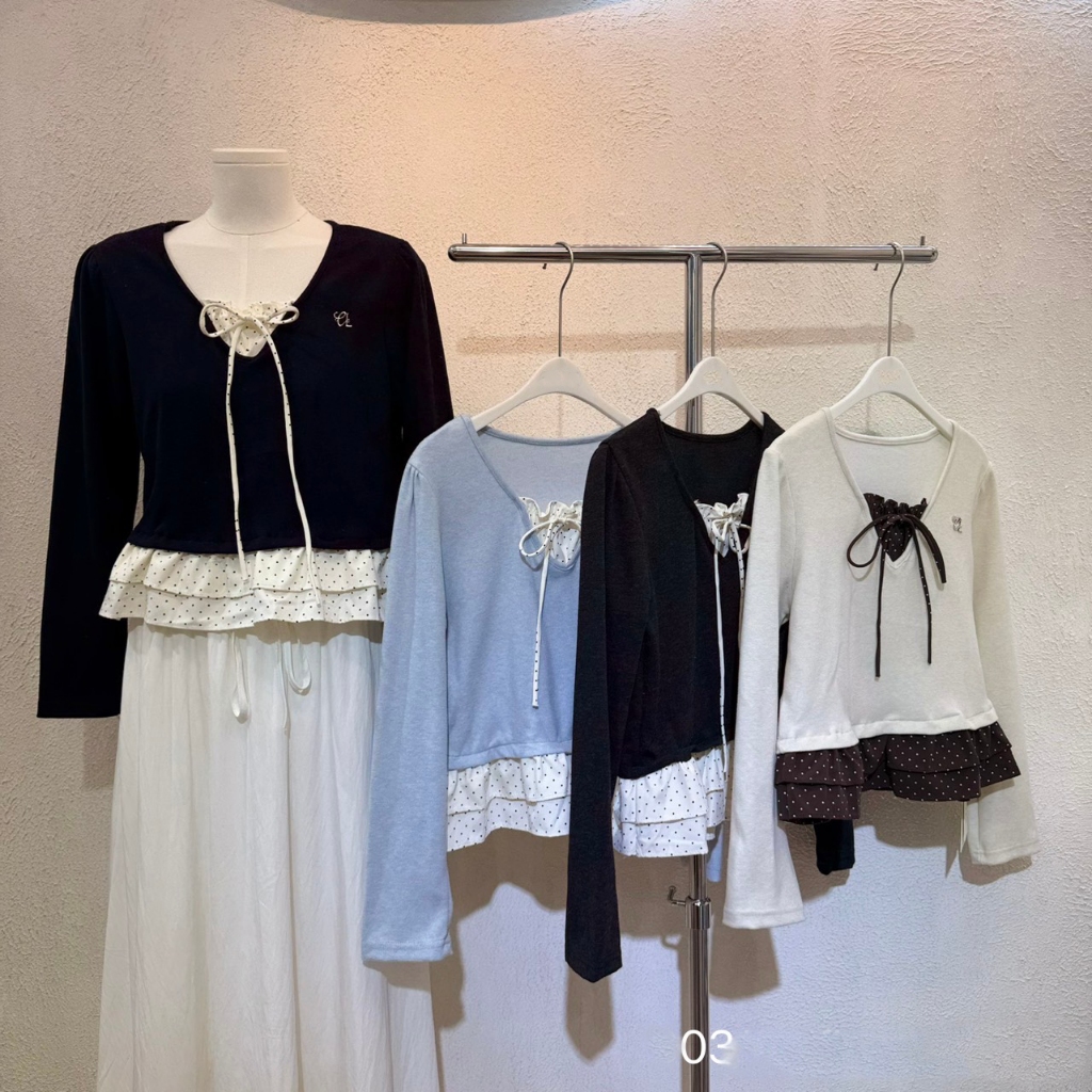 Soah top : เสื้อไหมพรมแขนยาว กระดุมปั้ม แต่งโบว์ ชายเสื้อและปลายแขน แต่งระบาย KN.Clothes