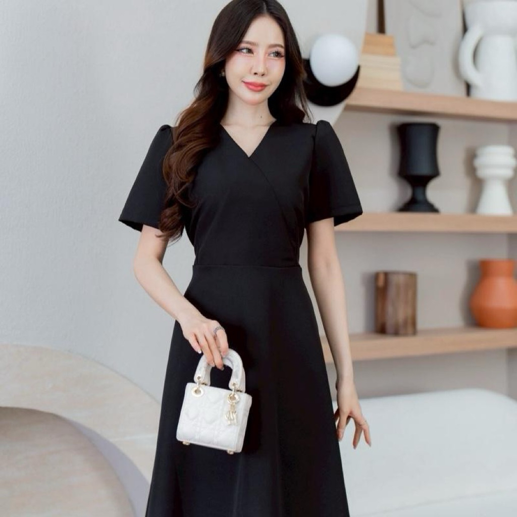 S940 เดรสสั้นดำ คอวี แขนสั้น กระโปรงทรงเอปล่อยๆ มีโบว์เอวผูกปรับเข้ารูปสวยๆ เหมาะกับการใส่ออกงาน กลางวัน&กลางคืน