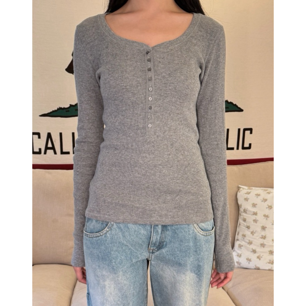 พร้อมส่ง 🎀 Brandy Melville | Zelly Ribbed Top (Grey)