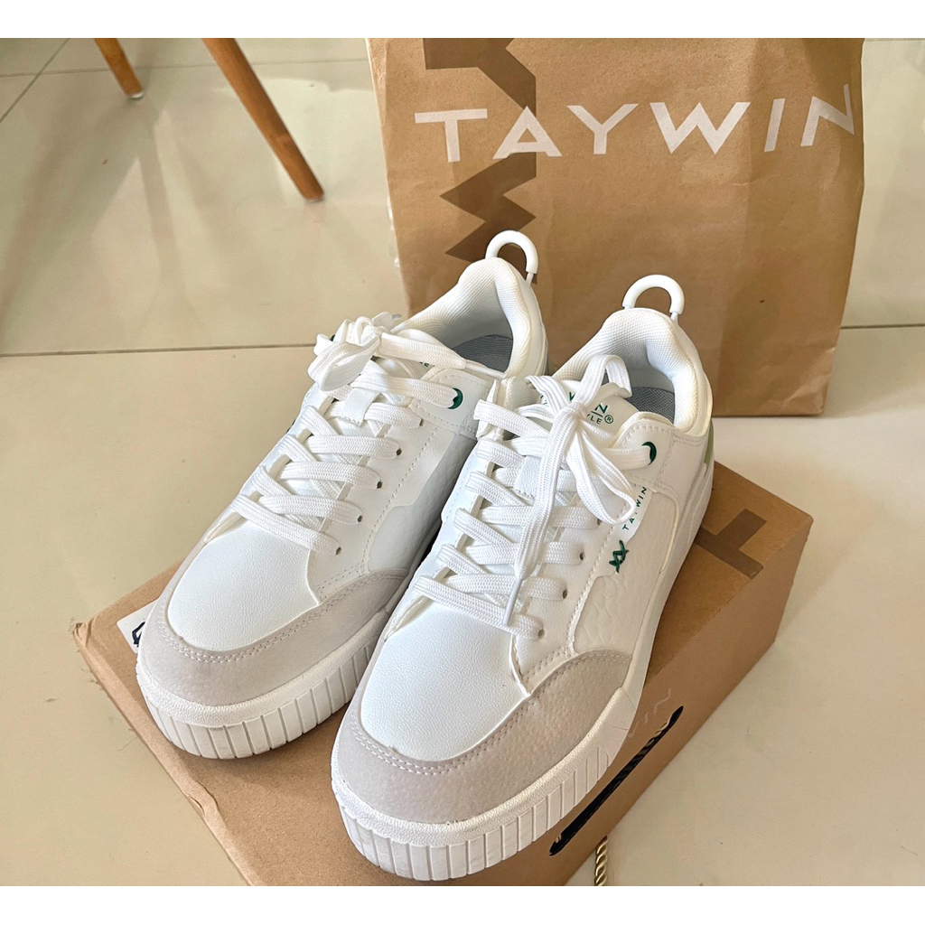 รองเท้าผ้าใบสีขาว ยี่ห้อ TAYWIN