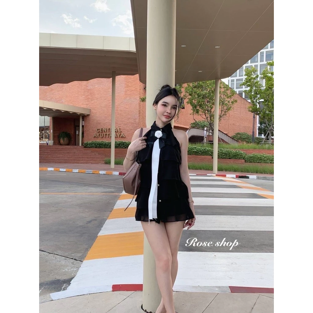 มินิเดรส แต่งระบายขนมชั้น แต่งเข็มกลัดกุหลาบ