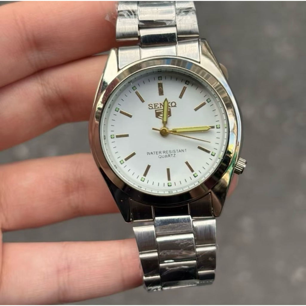 Senkq เป็นสายสแตนเลส ดูเวลาด้วยเข็ม หน้าปัดเป็นแบบขีด กันน้ำได้แน่นอน มีพรายน้ำด้วยนะคะ