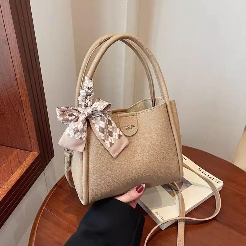 Katoshop พร้อมส่ง💥𝒫𝑒𝒶𝓇𝓁⊹ ࣪ ˖ กระเป๋าสะพายข้าง สวยเรียบหรู🌷มีให้ 2 สาย🌷 มินิมอล 🌟ขนาด10นิ้ว🌟 จุของได้เยอะน้า〰