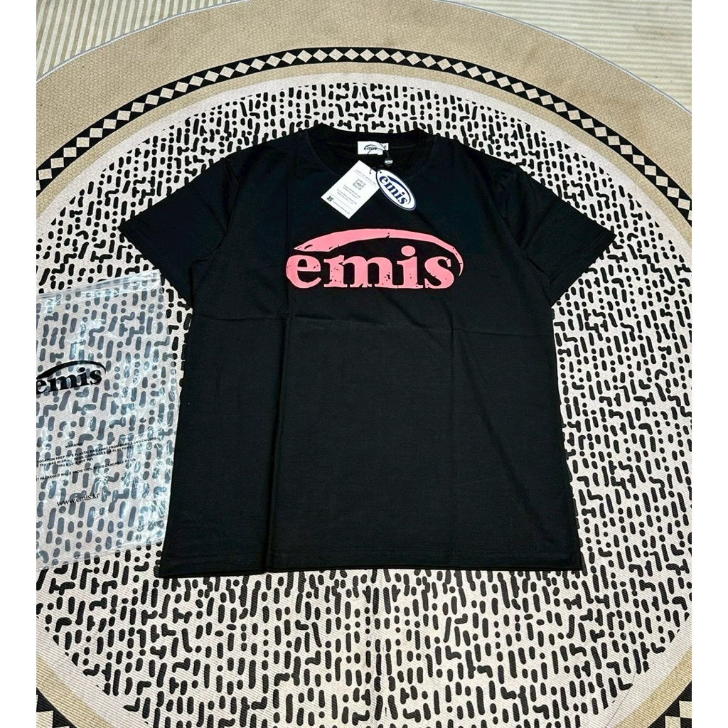พร้อมส่ง เสื้อ Emis Printed Graphic T-Shirt เสื้อเอมิส เสื้อยืดเกาหลี ดีเทลสกรีนโลโก้ ผ้าคอตตอน ใส่ส