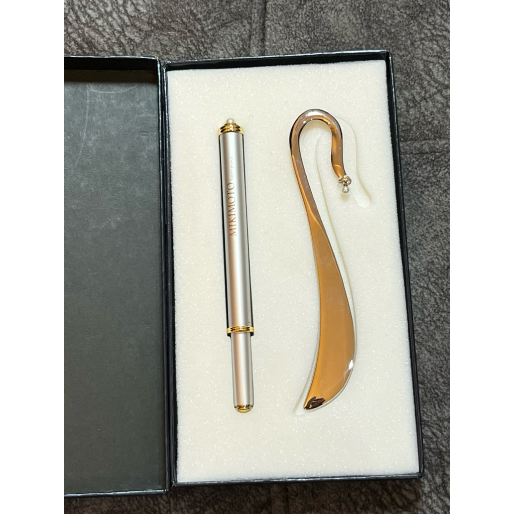 MIKIMOTO ประดับด้วยมุกแท้ ชุดปากกาลูกลื่นคั่นหนังสือ MIKIMOTO