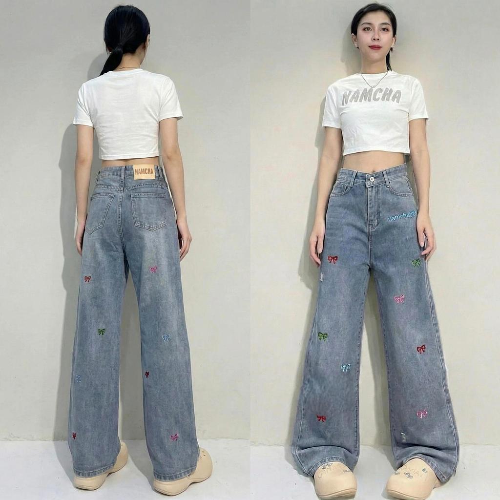 NAMCHA กางเกงยีนส์ทรงกระบอกกลาง กางเกงยีนส์กระบอกกลางเอวสูง ปักNAMCHA ปักโบว์ 2749