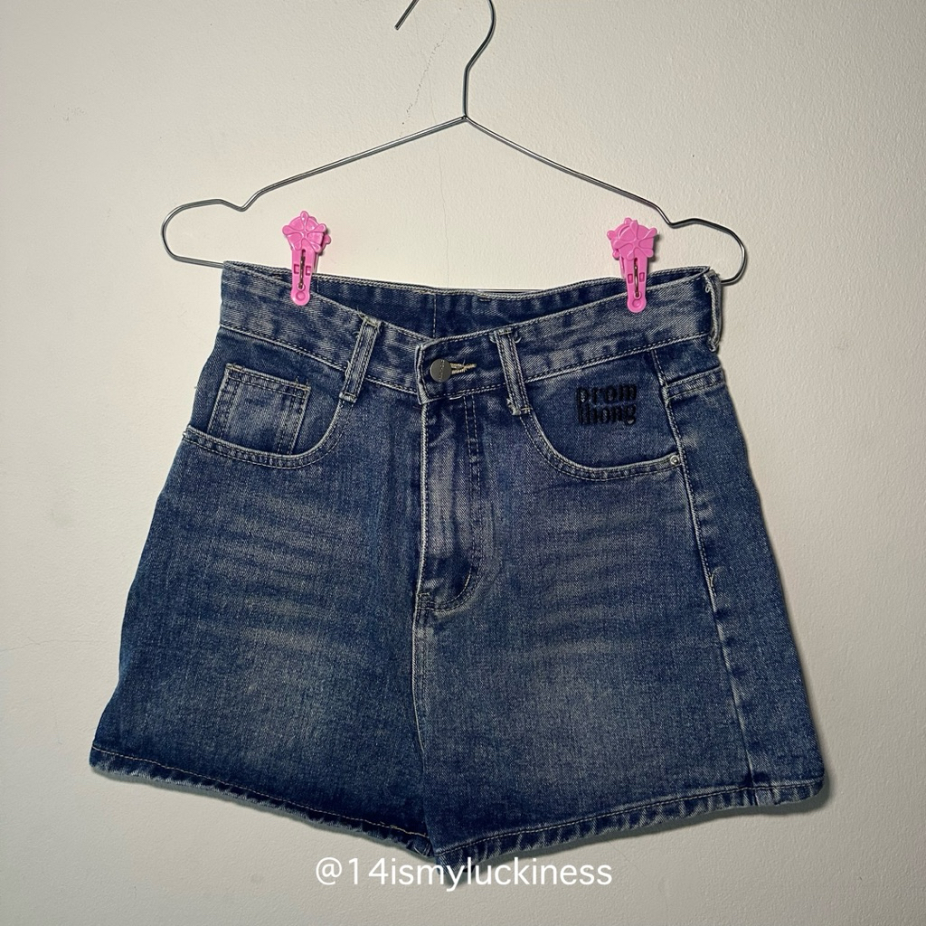 #ส่งต่อ PT30153 กางเกงยีนส์ขาสั้นปัก PROMTHONG 🪩 สียีนส์ฟอก Size S ไม่มีตำหนิ