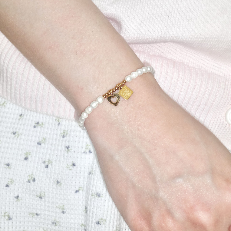 nice try studio x garnet - Peace & Love Pearl Bracelet สร้อยข้อมือไข่มุกแท้ จี้หัวใจ กันน้ำ กันเหงื่อ