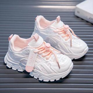 นี่คือรองเท้ากีฬา รองเท้าวิ่งลำลอง ทำจากผ้าตาข่าย ระบายอากาศ…