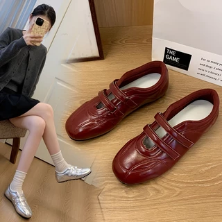 รองเท้าผ้าใบแบบแมรีเจนทรงแฟลตสไตล์ใหม่ ได้แรงบันดาลใจจากรองเท้าบัลเล่ต์ เหมาะสำหรับใส่เล่นกีฬาหรือใส่ลำลอง