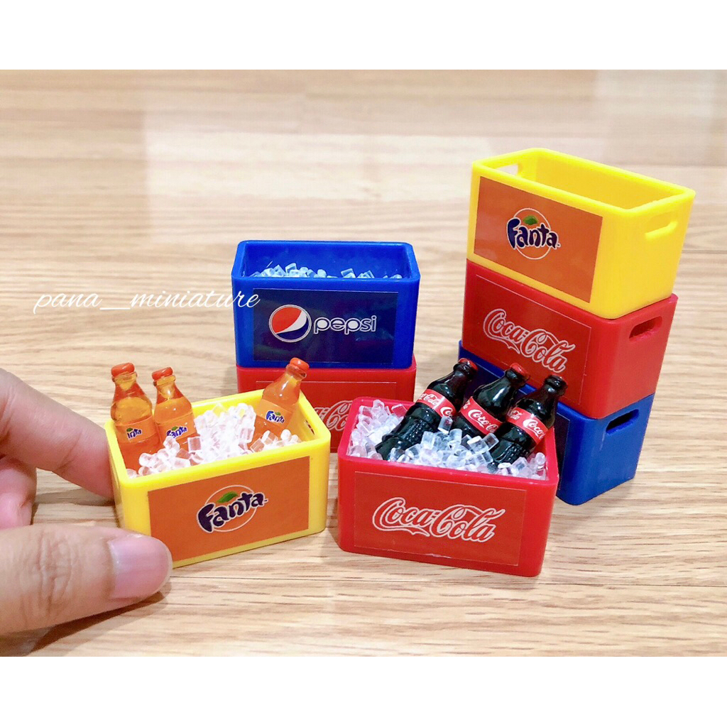 ลังน้ำอัดลมจำลอง ลังจิ๋ว ขนาด 2.5 x 4.5 x 2.5 cm. ราคา/ชิ้น (เฉพาะลังเปล่า ไม่รวมอุปกรณ์ตกแต่ง)