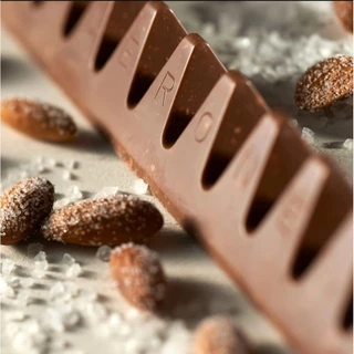 ช็อกโกแลตแท่ง Toblerone มีหลากหลายรสชาติและขนาด 100 กรัม