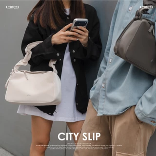KIM&CO. ORIGINAL – CITY SLIP (KCBT023) กระเป๋าสะพายมินิมอลสำหรับชีวิตในเมือง กันน้ำ เบา คงรูปสวย สายรูดปรับได้