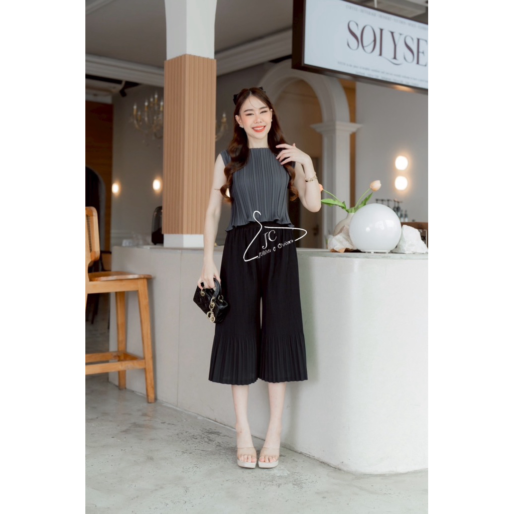 Jubbie & Chrissie  : กางเกงพลีทขา 3 ส่วน รุ่นหางปลา ผ้า Crepe georgette
