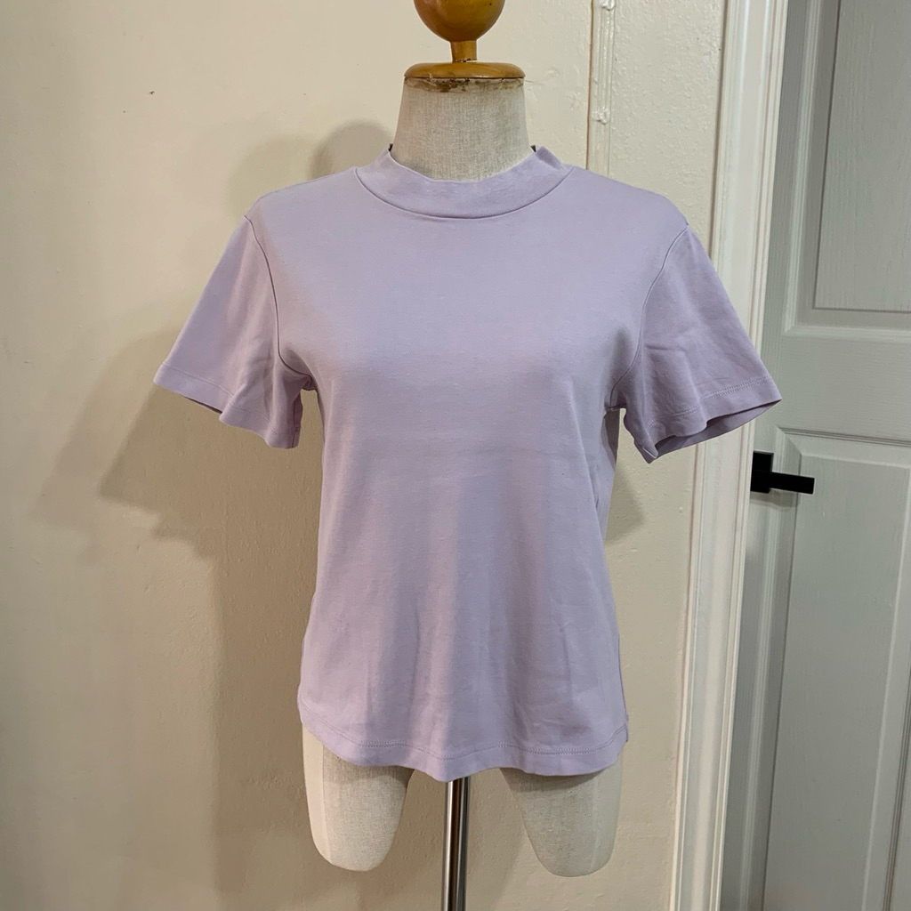 •เสื้อ GU คอปีนสีม่วงอ่อน อก 34-35