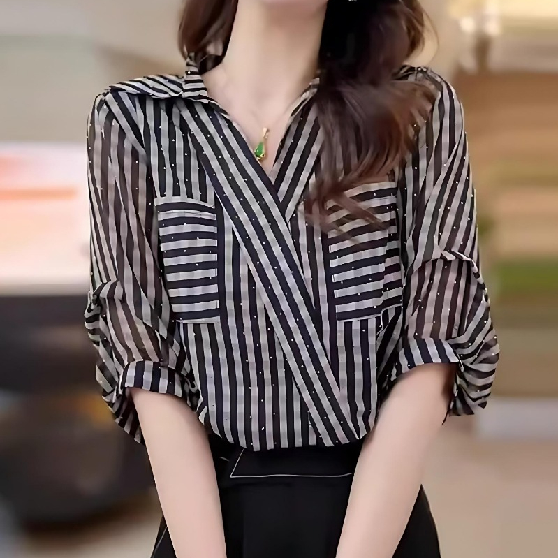 Red Berryเสื้อแฟชั่นคอวีลายทางสำหรับผู้หญิงในฤดูร้อน ทรงใหม่ ลดอายุ ปิดหน้าท้อง และลดสัดส่วน99241