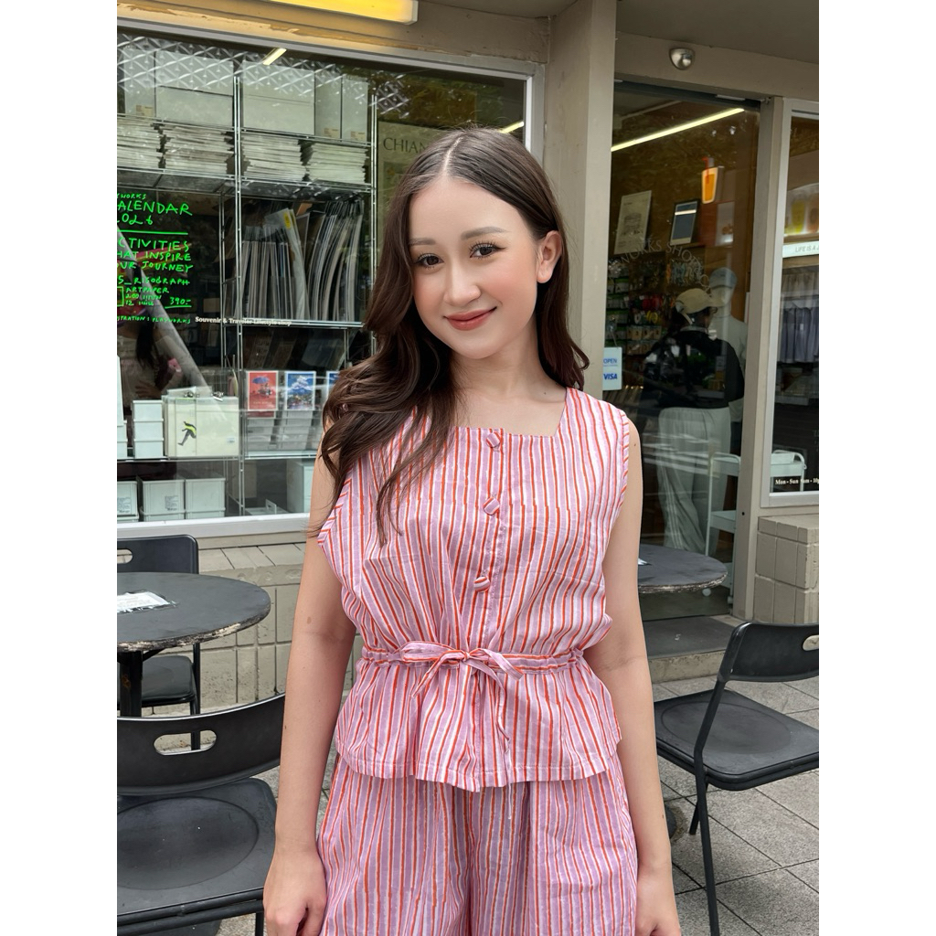 เสื้อแขนกระดุมหน้า ดีเทลเชือกผู้เอว ดีไซน์ทันสมัยลายสวบ – โปรปัง