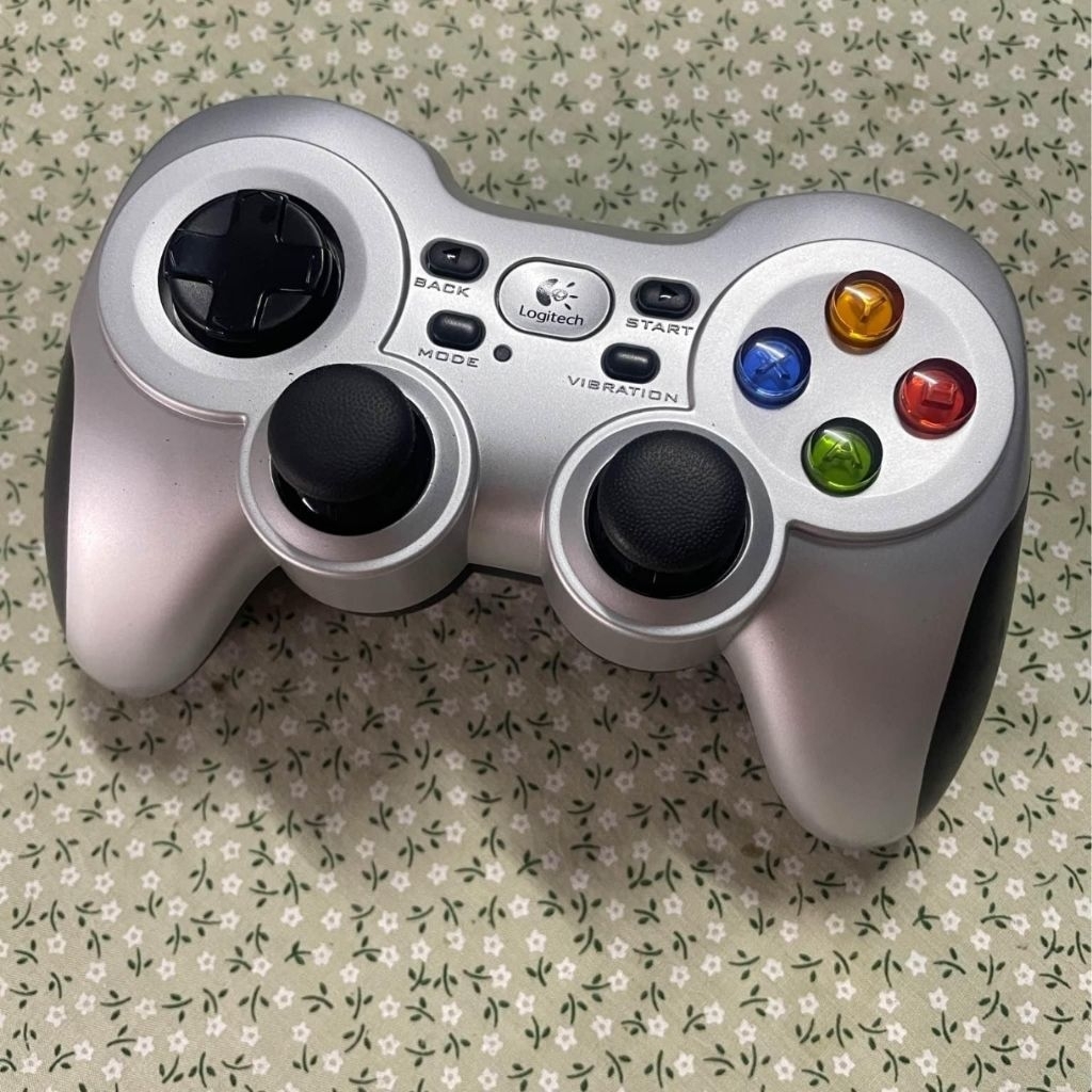 จอมเกมมือสองใส่ถ่านAA2ก้อน ไร้สาย logitech F710