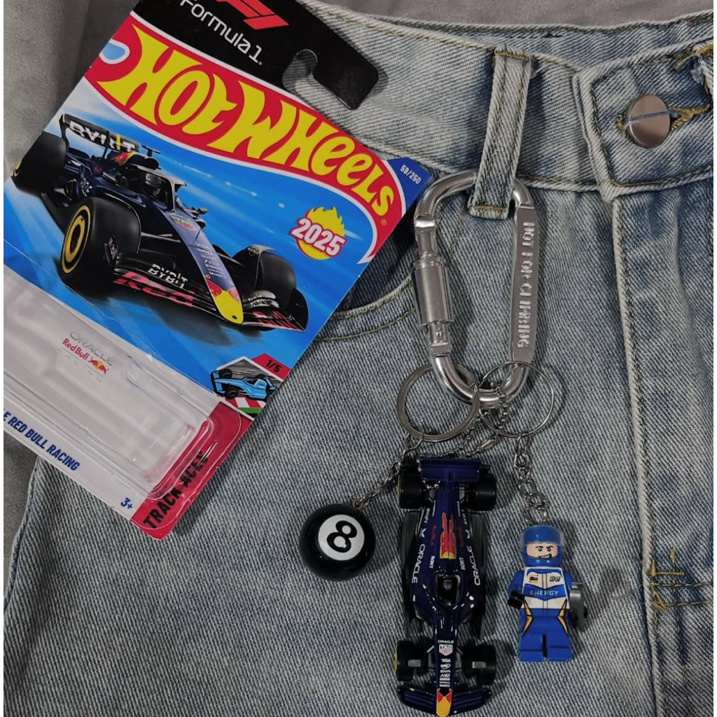 Hot wheels keychain f1 red bull