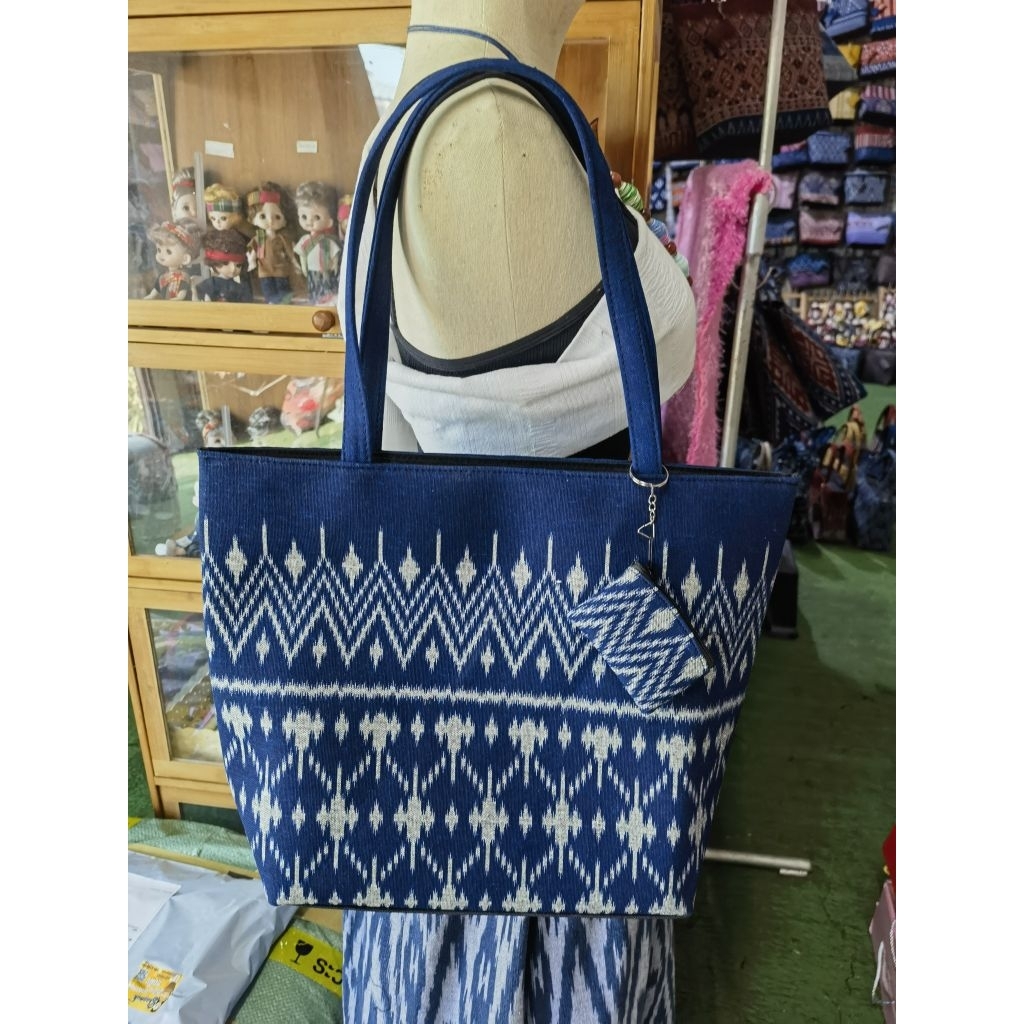 กระเป๋าสะพายผ้าไทยรุ่นใหญ่ สวย เบามากๆ