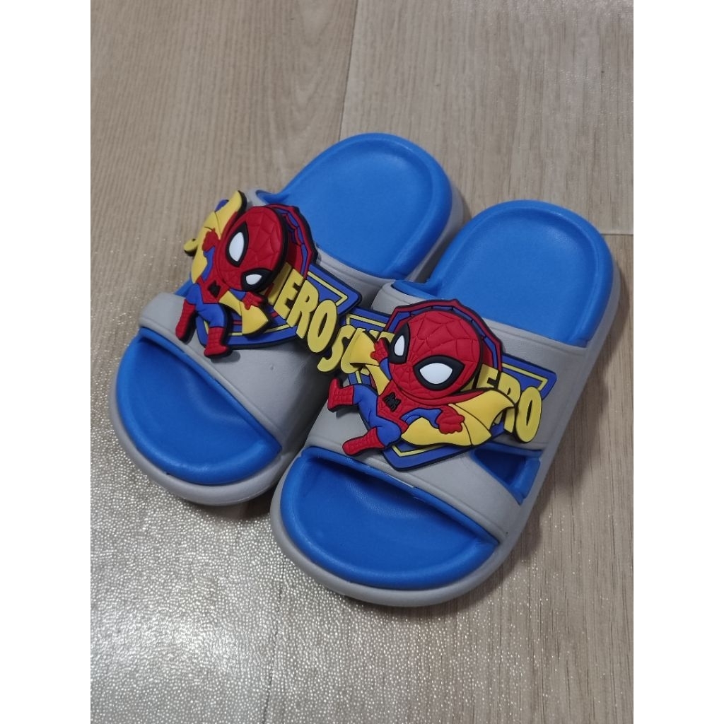 รองเท้าเด็ก แตะแบบสวม ลายspiderman ตัวการ์ตูนหมุนได้