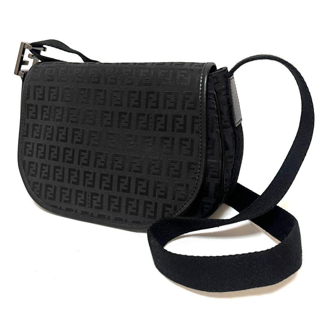 กระเป๋าสะพายไหล่ผ้าแคนวาส FENDI รุ่น Zucchino FF สีดำ ของแท้ มือสอง จัดส่งตรงจากญี่ปุ่น