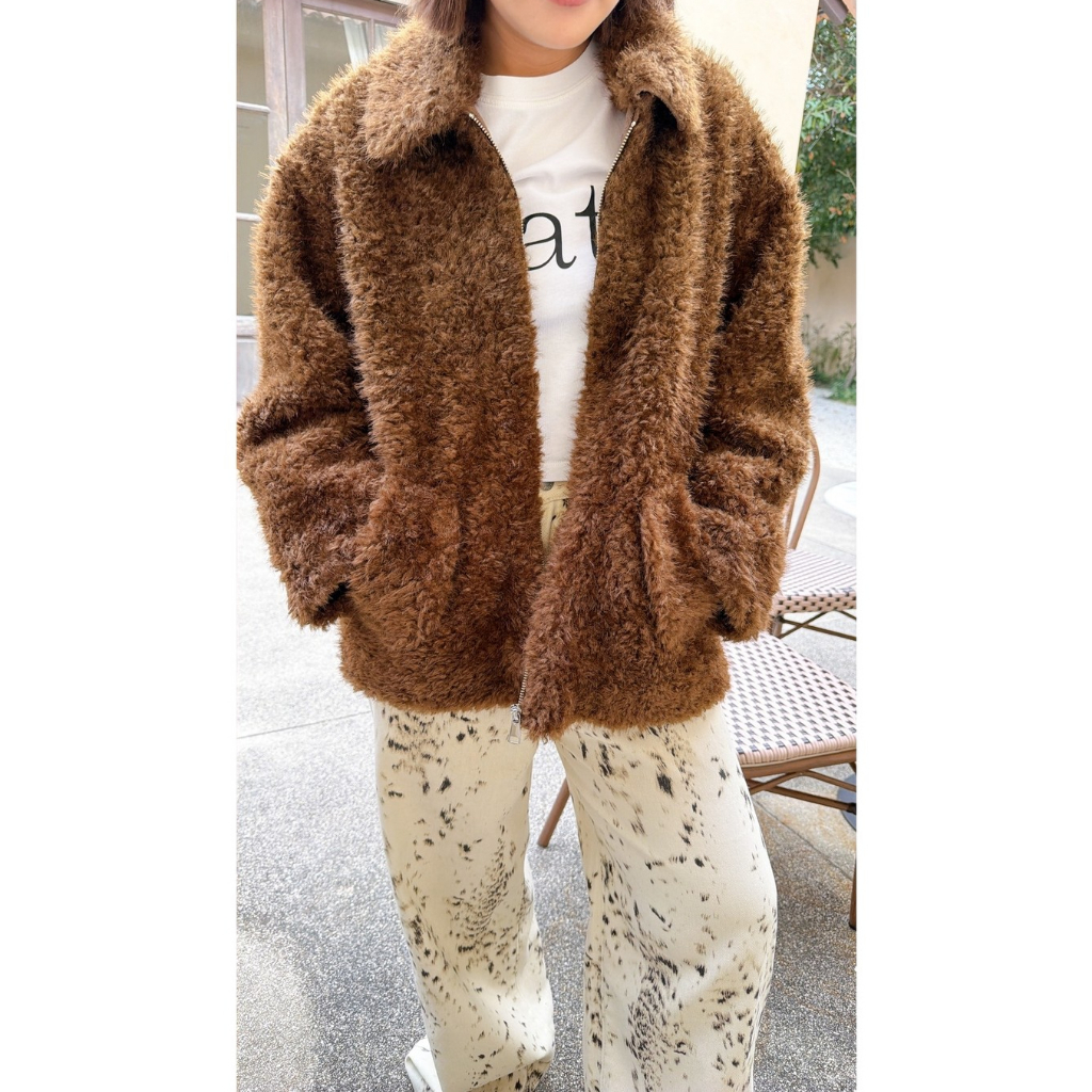 AMCORNER🐻🐻Brownie fluffy jacket🐻🐻  เสื้อjacket แขนยาว สีน้ำตาล ด้านบนเป็นคอปก  ด้านหน้าเป็นซิปรูดใส่