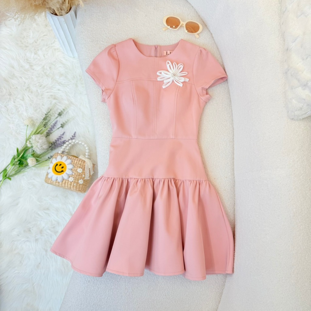 [LISA] A1283 ชุดเดรสกระโปรงคอกลมแขนสั้นดีเทลแต่งดอกไม้ สวยเรียบหรูผู้ดี ใส่ออกงาน ดินเนอร์ คาเฟ่