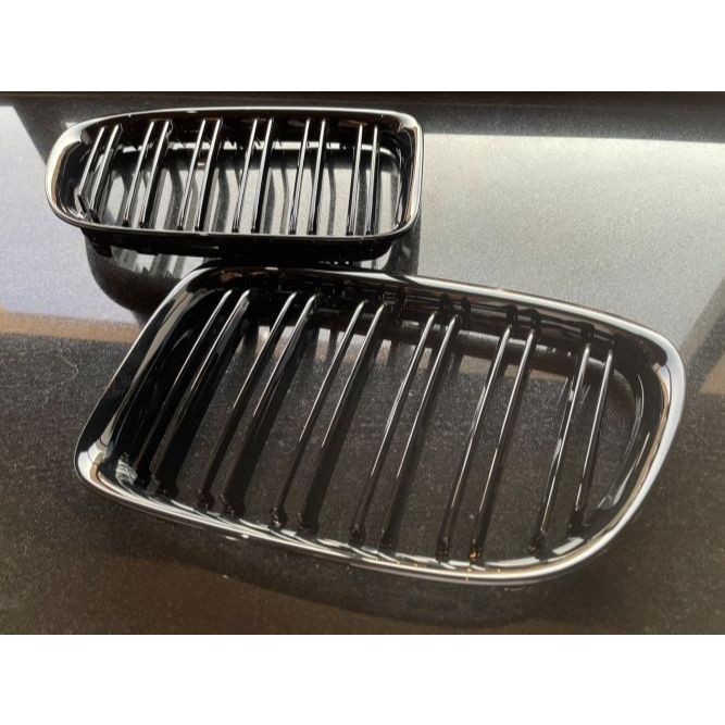 SALE : E84 X1 GRILLE