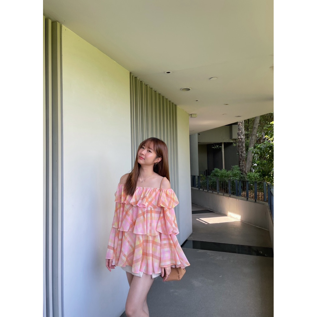 Dressupcorner เสื้อปาดไหล่ระบายสามชั้น DCN01224