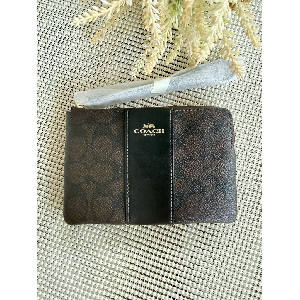🖤🤎Coach แท้ 💯% New Corner Zip Wristlet In signature สี walnut / black🤎🖤