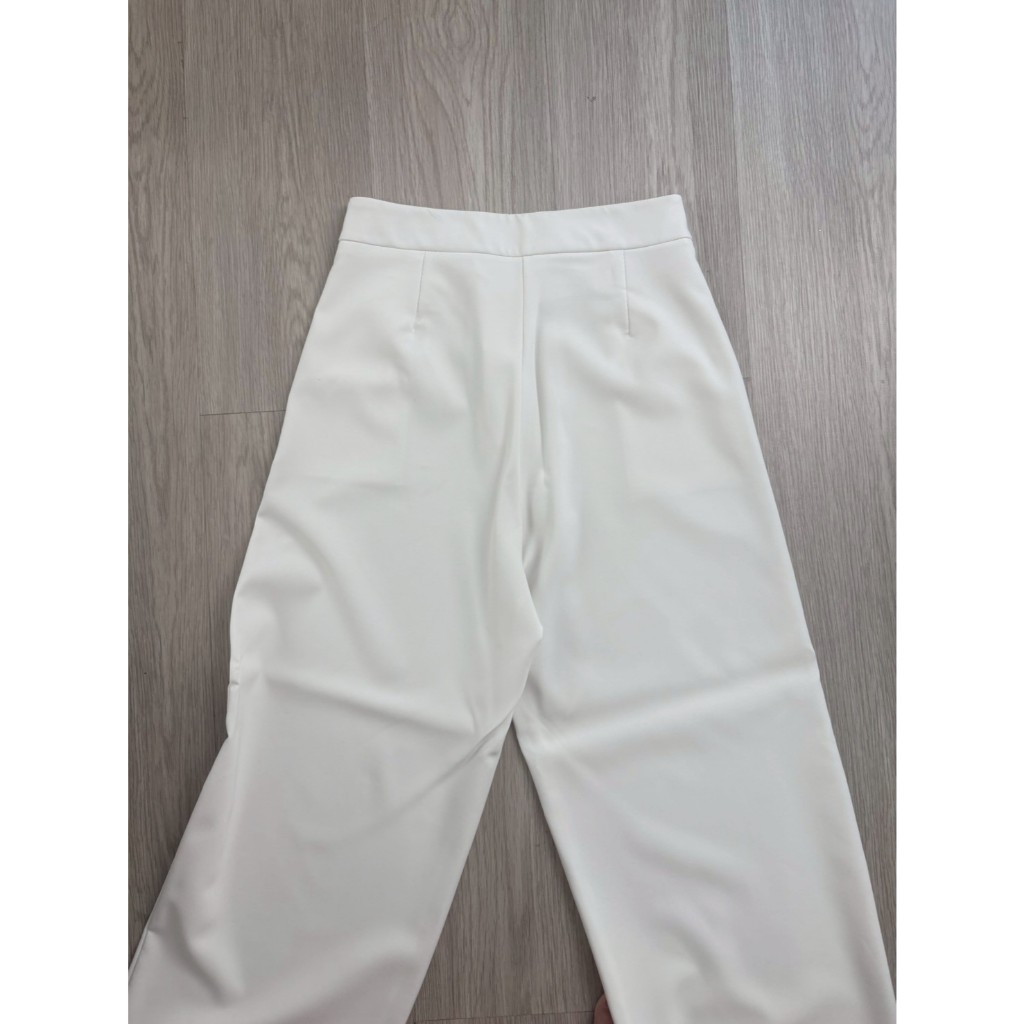 กางเกงขายาวสีขาว ป้าย akkara studio