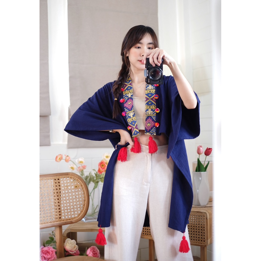 เสื้อคลุมแต่งพู่ปอมๆทรงค้างค้าวพร้อมส่ง – โปรปัง