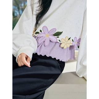 [Preorder] KUOSE : Floral Embroidered Hem Sweatshirt