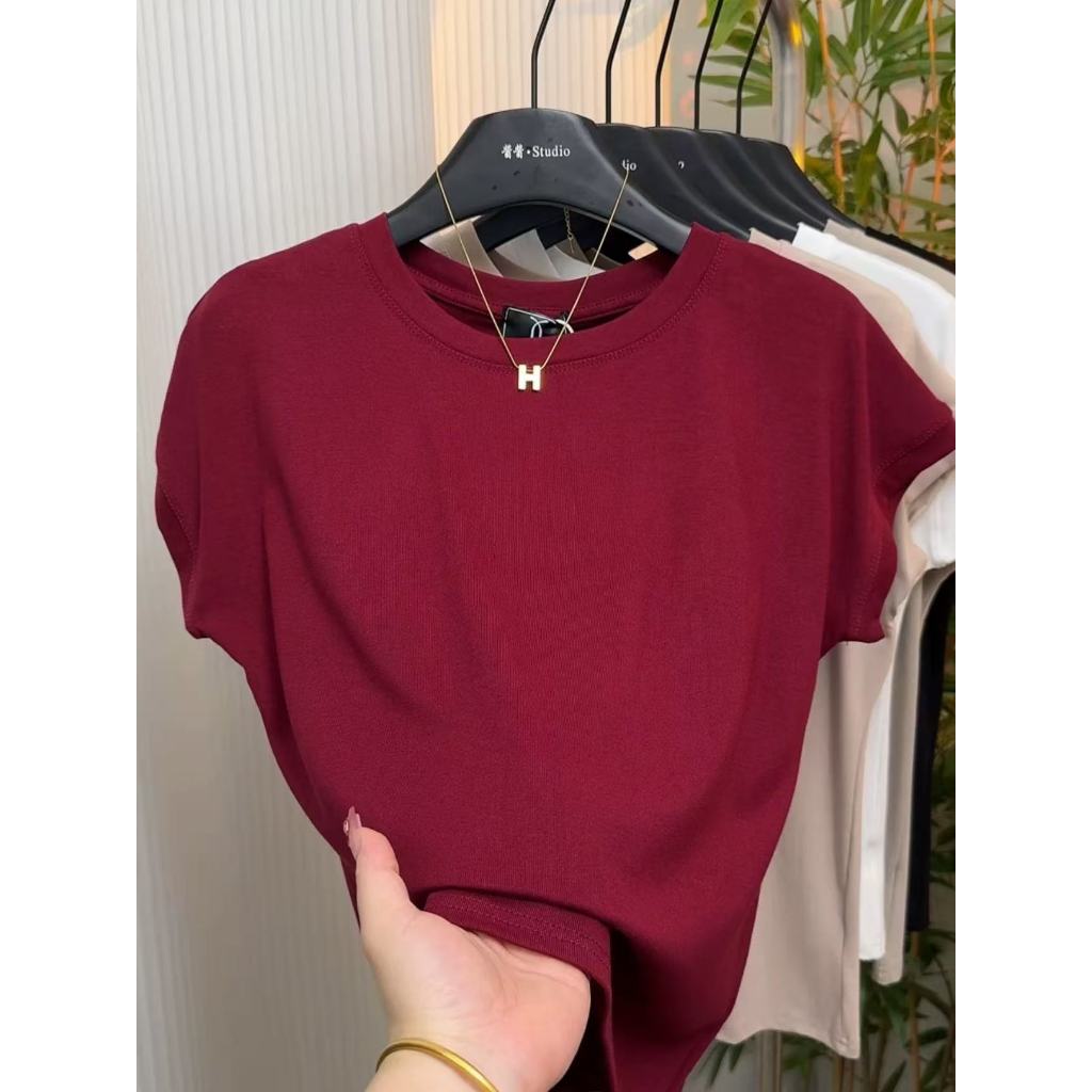 UM เสื้อทีหญิงคอกลมแขนสั้นสีดำ มีหลายสีให้ เลือก ดีไซน์กระชับสัดส่วนและใส่สบาย ผลิตจากผ้าทอ คุณภาพสูง พร้อมดีเทลแขนสั้นพ
