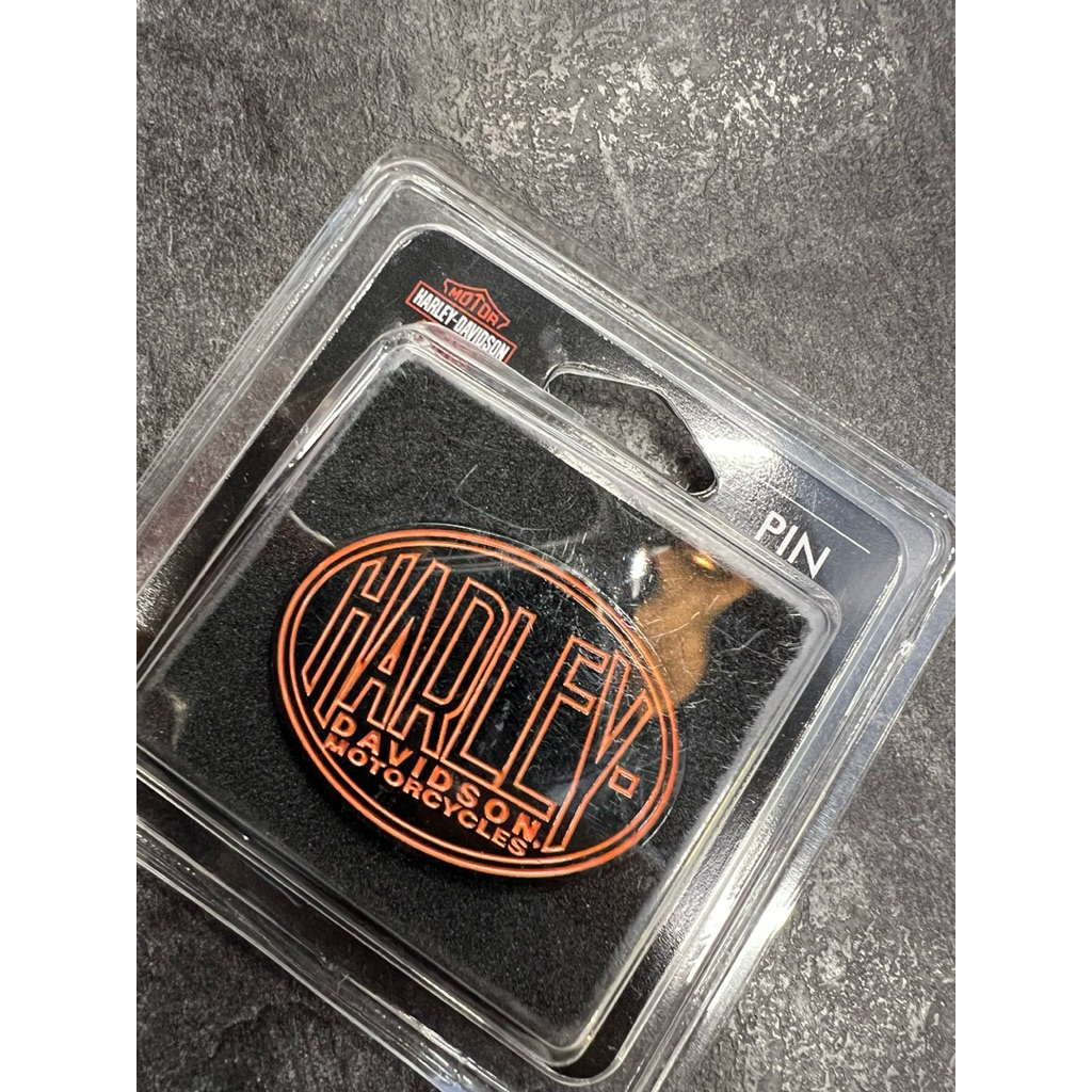 เข็มกลัด Harley-Davidson 1.5 inch. Block Harley Round Metal Pin, Black & Orange Finish Item # 8017699 - รูปที่ 2