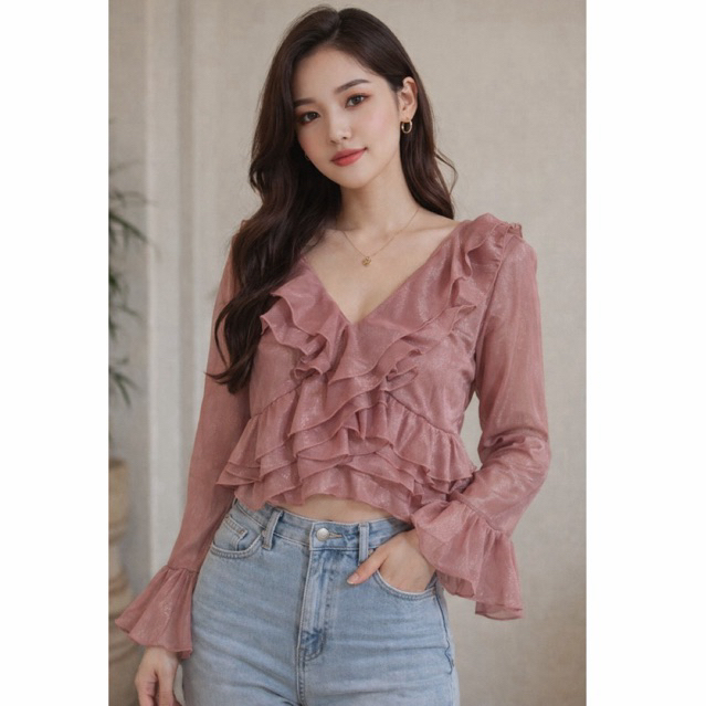 เสื้อแขนยาวผ้า satin เนื้อเงาเรียบหรู ดีเทลแต่งระบายช่วงคอและแขน เพิ่มเลเยอร์ฟูๆ น่ารักละมุน ใส่แล้วดูหวานปนเซ็กซี่💕