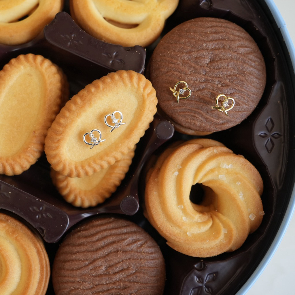 Club 9am - Shiny pretzel earrings (gold/silver) ต่างหู ต่างหูขนมปัง