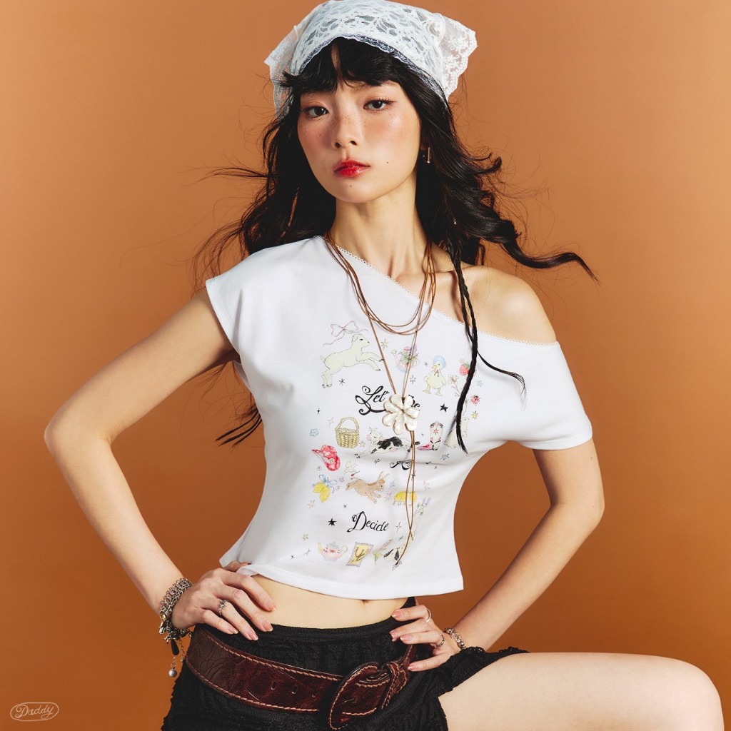DADDY(SWC) | Let's The Road Decide Top เสื้อยืด ปาดไหล่ สุดน่ารัก